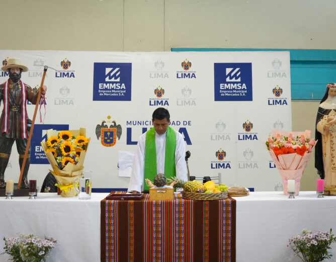 Funcionarios y comerciantes participaron en la misa en honor a Santa Rosa de Lima en el GMML