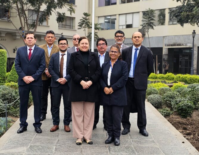 Izamiento de bandera: EMMSA honró los símbolos  patrios en la Plaza Perú