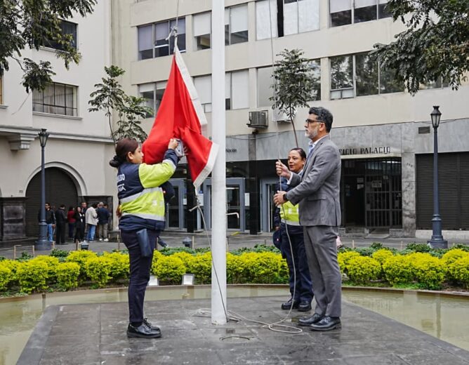 EMMSA rinde homenaje a la bandera nacional en la Plaza Perú