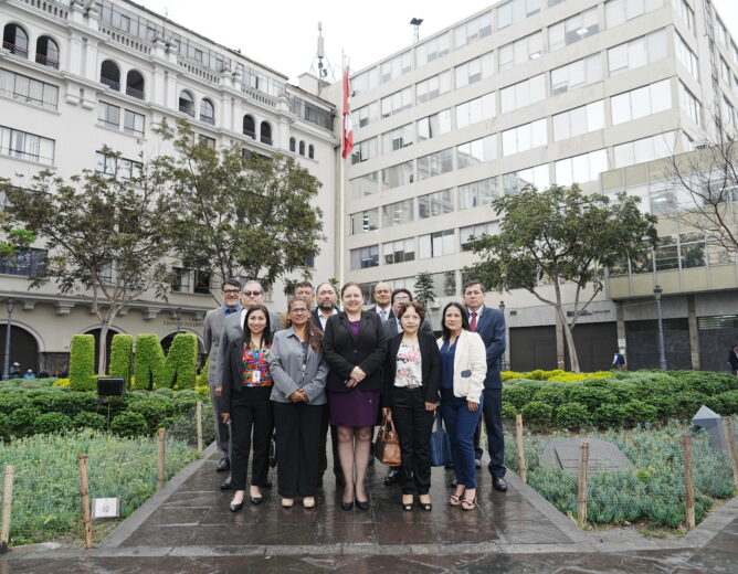 EMMSA realiza izamiento de la bandera en la Plaza Perú
