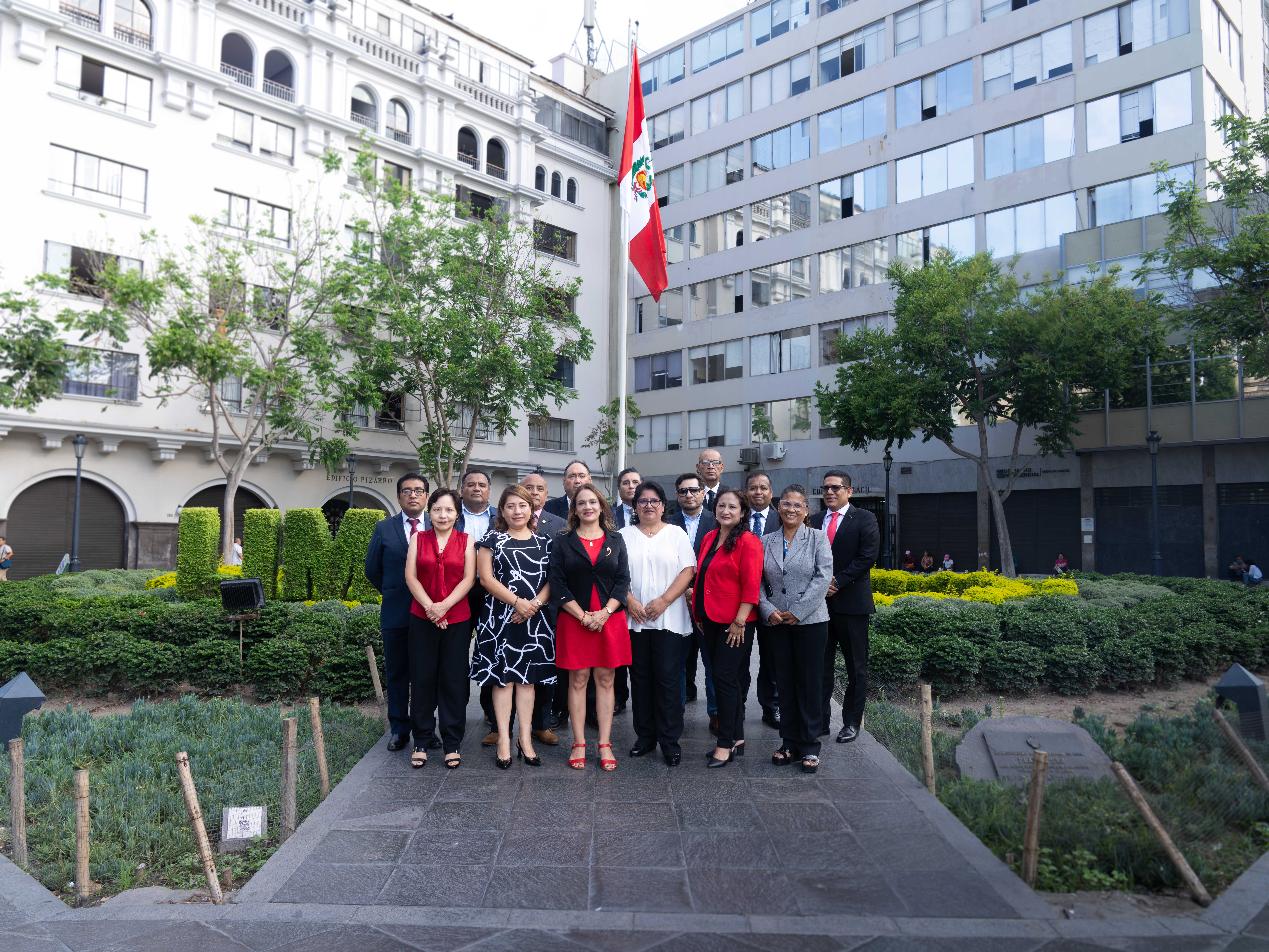 EMMSA reafirma su compromiso cívico en ceremonia de izamiento del Pabellón Nacional