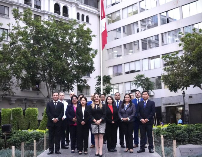 EMMSA participa en el izamiento de bandera en la plaza Perú