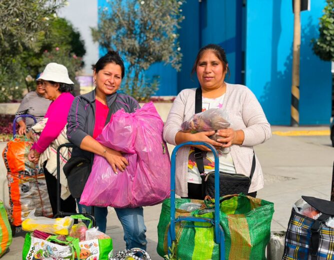 Vecinos de los distritos de la Molina y San Luis llegan al Gran Mercado Mayorista de Lima a bordo del Bus del Ahorro