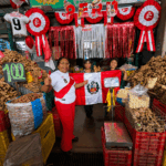 Comerciantes del Gran Mercado Mayorista de Lima vistieron sus puestos de rojo y blanco por Fiestas Patrias