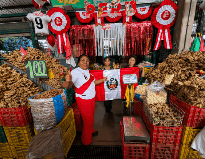 Comerciantes del Gran Mercado Mayorista de Lima vistieron sus puestos de rojo y blanco por Fiestas Patrias