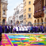Con devoción y arte floral EMMSA rindió homenaje al Señor de los Milagros en la Plaza Mayor de Lima