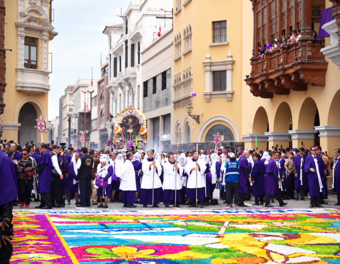 Con devoción y arte floral EMMSA rindió homenaje al Señor de los Milagros en la Plaza Mayor de Lima