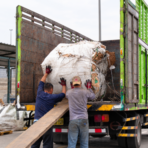 Carga de reciclaje en camión industrial
