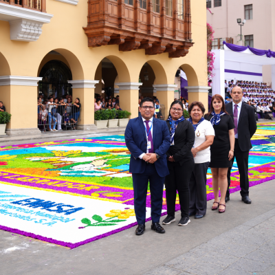 Ceremonia festiva junto a una alfombra floral