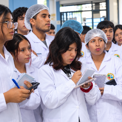 Estudiantes en laboratorio tomando apuntes