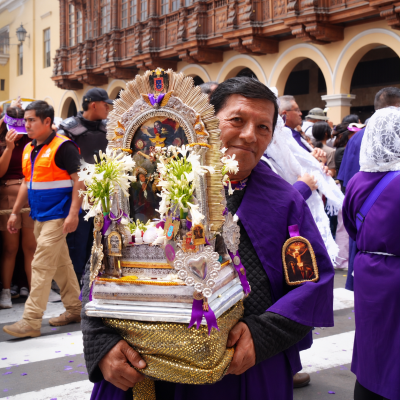Procesión religiosa con altar ornamentado