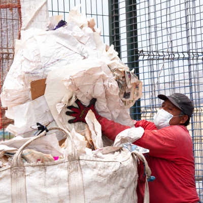 Trabajador clasificando papel reciclable